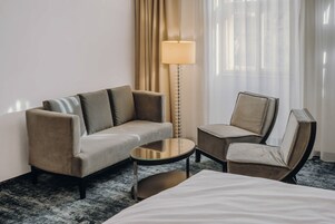 高级双人房, 河景 | Select Comfort 床、客房内保险箱、笔记本电脑工作区、遮光窗帘