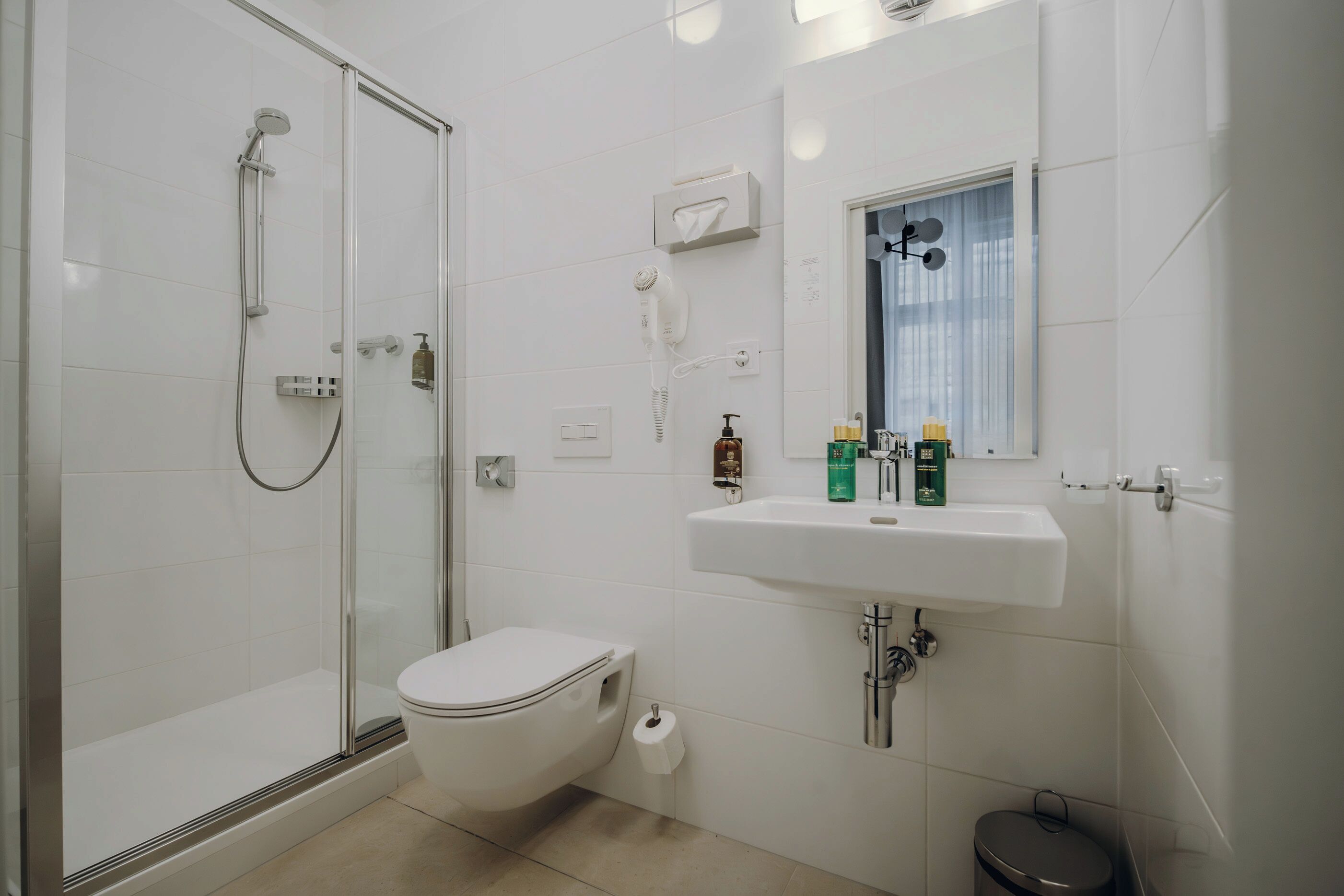 Gratis toiletartikelen, een haardroger, pantoffels, handdoeken