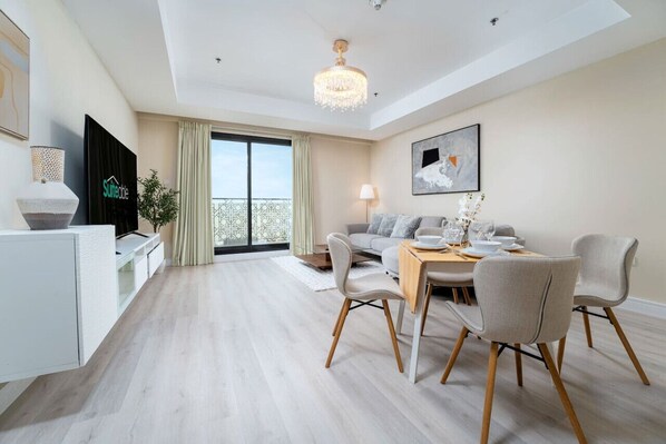 TV - Contemporary 1 Bedroom Apartment in Al Jaddaf (Dubai)