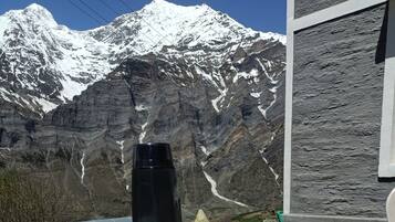 Deluxe Double Room, Mountain View | In-room dining