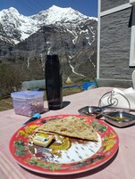 Deluxe Double Room, Mountain View | In-room dining