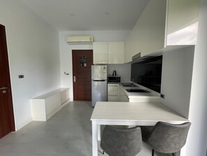 Comfort Apartment, Accessible, Mountain View (A606) | Private kitchenette