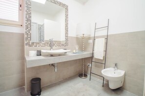 Dusche, Haartrockner, Bidet, Handtücher