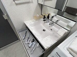 Douche, baignoire à jets, sèche-cheveux, bidet