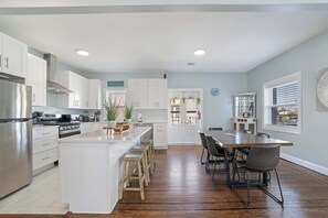 Køleskab, mikrobølgeovn, ovn, kogeplade