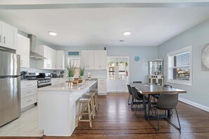 Kjøleskap, mikrobølgeovn, ovn og kokeplater