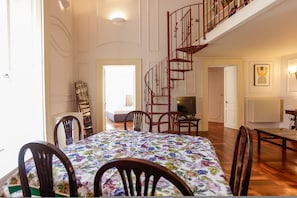 Apartment - Via Tommaso Caravita 6 (Naples)