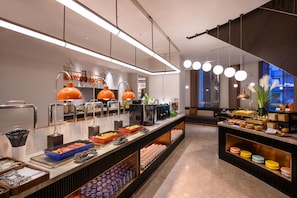 A buffet with various food items and a coffee station. - Citigo Hotel Shanghai Jinqiao Jiayou (Shanghai)