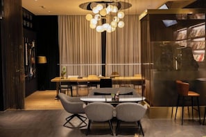 A modern dining area with a round table, chairs, and a chandelier. - CitiGO Hotel, Jinqiao, Shanghai (Shanghai)