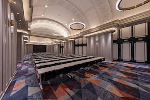 A conference room with rows of tables and chairs, a patterned carpet, and a high ceiling with decorative moldings and lighting fixtures. - Citigo Hotel Shanghai Jinqiao Jiayou (Shanghai)