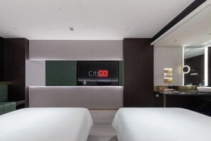 A modern hotel room with a large bed, a small seating area, a minibar, and a mirror with a ring light. - Citigo Hotel Shanghai Jinqiao Jiayou (Shanghai)