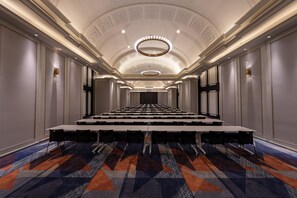 A conference room with a long table, chairs, and a patterned carpet. - Citigo Hotel Shanghai Jinqiao Jiayou (Shanghai)