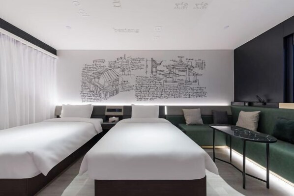 A modern hotel room with two beds, a green sofa, and a small table. - Citigo Hotel Shanghai Jinqiao Jiayou (Shanghai)