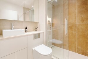 Dusche, Haartrockner, Handtücher, Seife