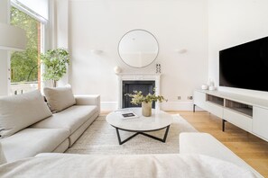 Smart-TV, Kamin, Bücher