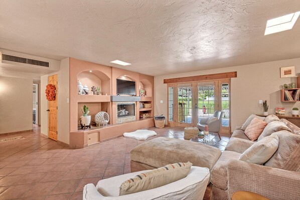 Smart TV, fireplace - Pet Friendly Retreat on the 11th Fairway of El Dorado Golf Course (Tucson)