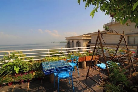 Interior. Chenfan Lake View Inn