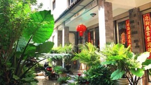 A courtyard with potted plants and a traditional building facade. - Chenfan Lake View Inn (Dali City)