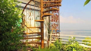 A bamboo climbing structure with a view of the sea. - Chenfan Lake View Inn (Dali City)