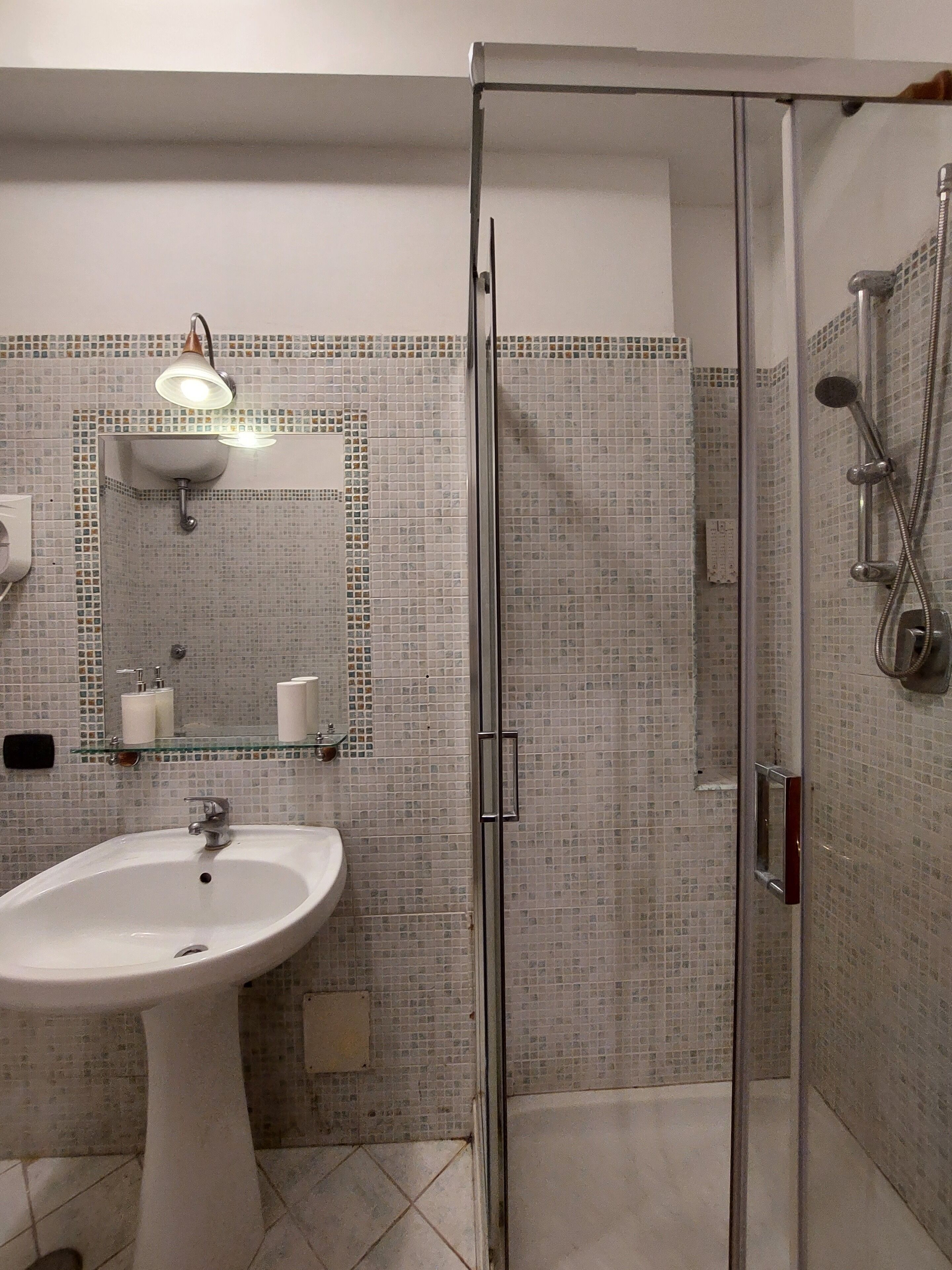 Doccia, asciugacapelli, bidet, asciugamani