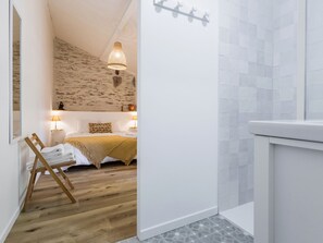 7 makuuhuonetta, ilmainen Wi-Fi, vuodevaatteet