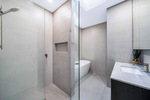 Bruser, hårtørrer, håndklæder, Shampoo