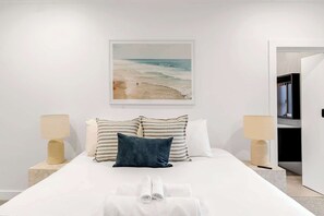 4 bedrooms, desk, iron/ironing board, travel cot - Sydney Harbour-Front Home With Views & Parking (Drummoyne)