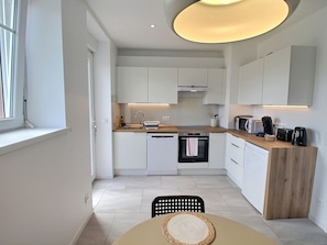 Micro-ondes, four, plaque de cuisson, lave-vaisselle