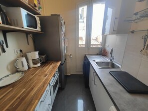 Private kitchen - Haussmann-style apartment with balcony, next to Place de la Bastille. (Paris)