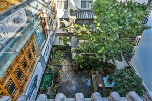 Een binnenplaats met traditionele architectuur, zoals betegelde vloeren en houten details.