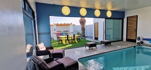 Una piscina techada, una piscina climatizada