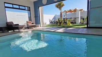Una piscina techada, una piscina climatizada