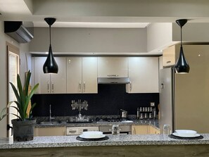 Frigorifero, microonde, forno, piano cottura