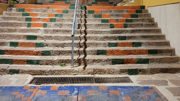 A set of stairs leading up to a building with a sign reading "ARTIGIANATO SARDO". - Casa Orchidea (Lu Bagnu)
