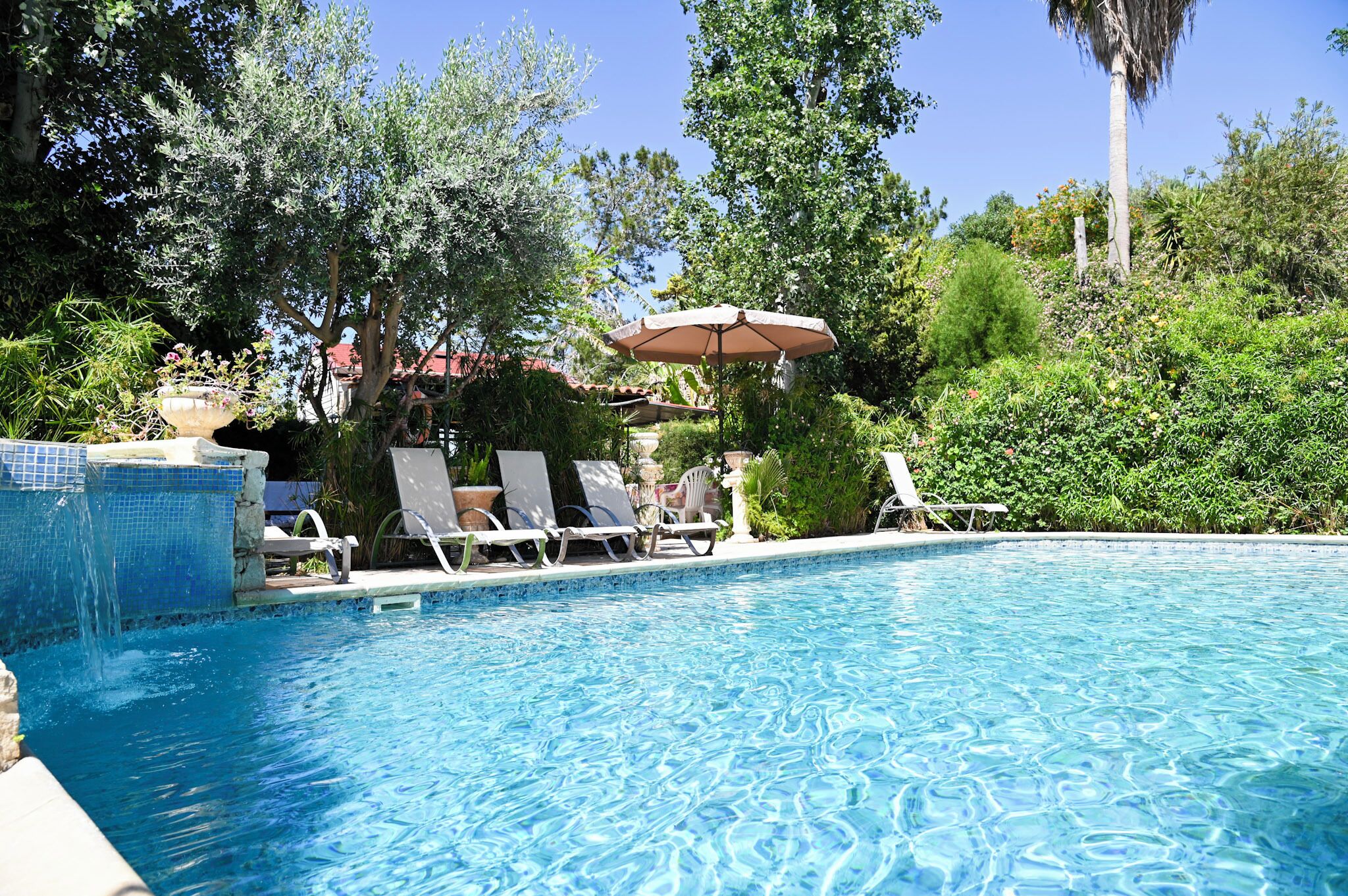 Una piscina al aire libre