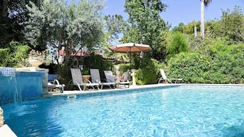 Una piscina al aire libre