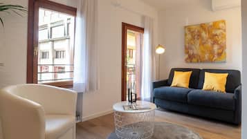 Apartemen, lantai mezzanine | Area keluarga | TV layar datar