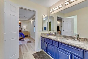 Dusj, hårføner, håndklær og såpe