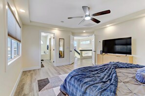 4 bedrooms, desk, iron/ironing board, free WiFi - Central Luxurious 4Br 3-Lvl Home near Strip, Airport, Allegiant Stadium, & More (Las Vegas)
