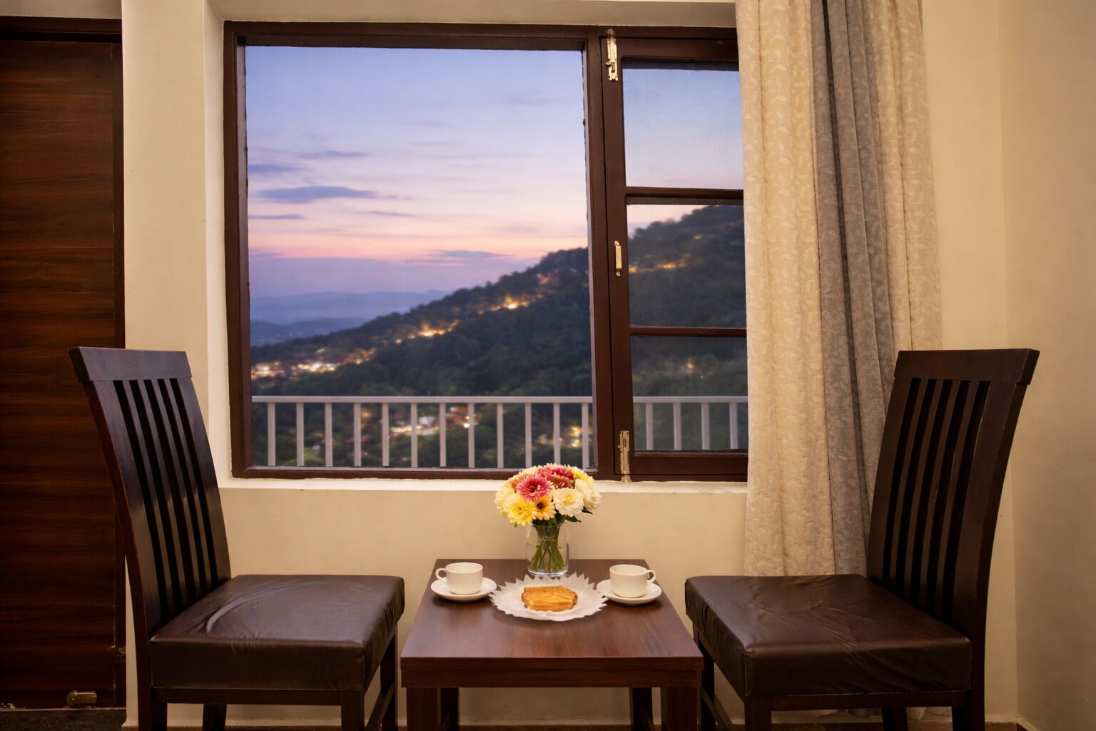 Superior Double Room, Balcony, Valley View | Living area