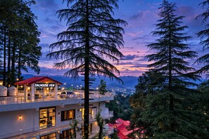 Front of property - HOTEL DALHOUSIE VIEW (Dalhousie)