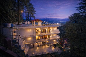 Front of property - HOTEL DALHOUSIE VIEW (Dalhousie)