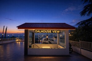 Front of property - HOTEL DALHOUSIE VIEW (Dalhousie)