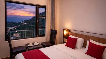 Superior Double Room, Balcony, Valley View | Living area