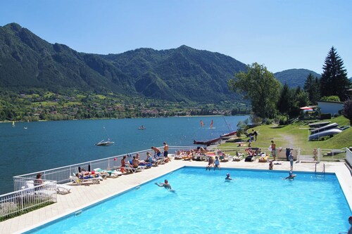 Directly on the lake with garden