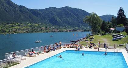 Directly on the lake with garden