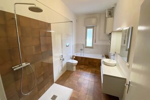 Bathroom - Directly on the lake with garden (Tre Capitelli)