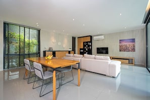 Design-villa - 2 soveværelser - balkon - bjergudsigt | Opholdsområde