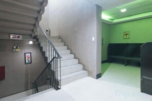 Interior - RedDoorz @ Riches Holiday Hotel Avenida (Manila)