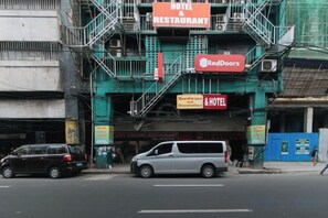 Parking - RedDoorz @ Riches Holiday Hotel Avenida (Manila)